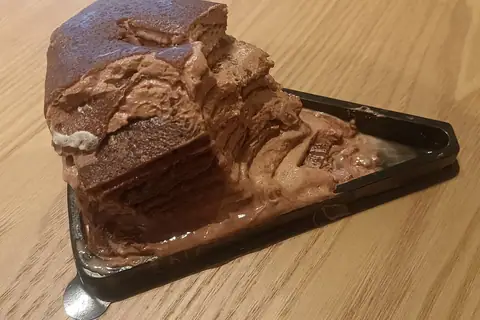 Eagle eats bakery photo 4
